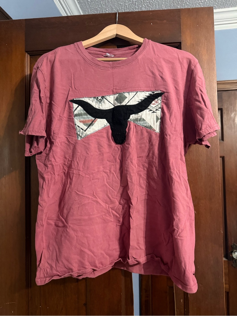 Womens Rose Short-Sleeve Graphic Tee with Longhorn Motif
